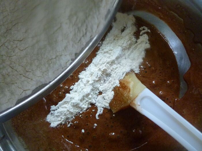 ふるいにかけた小麦粉を混ぜる。