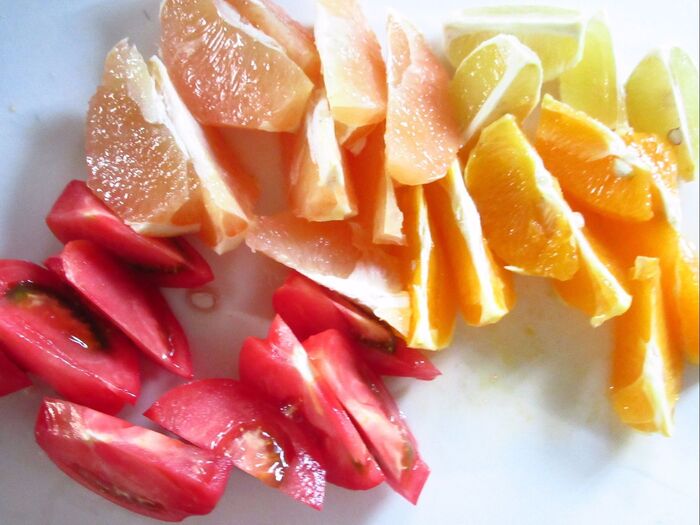 トマトとフルーツはジュースにしやすいように切る。