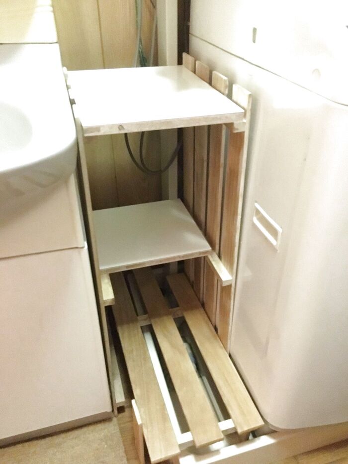 すのこ☆端材で、洗面台と洗濯機の間にピッタリの収納棚をDIY