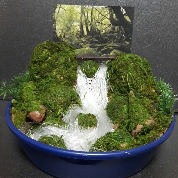 100均の(鉢受け皿)で、山奥の清流風景を作る。
