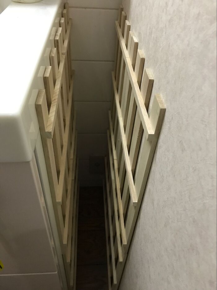隙間にすのこを設置します