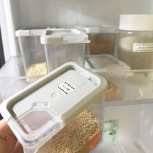 調味料は冷蔵庫の扉ポケットに収納