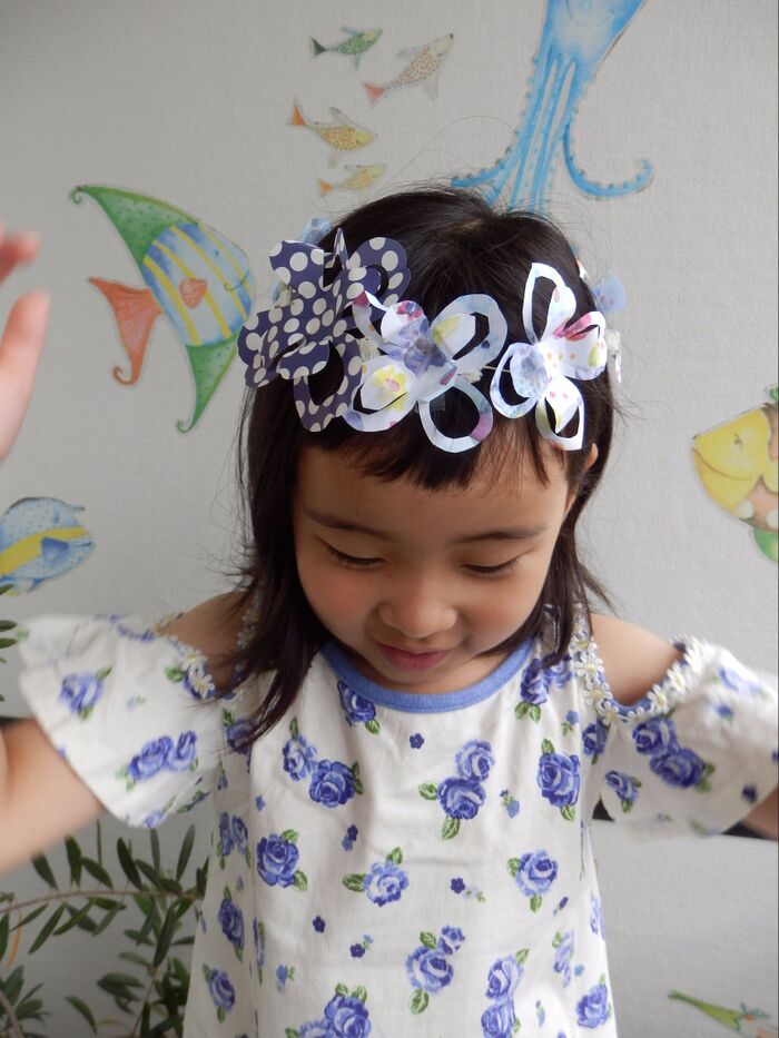 折り紙を四つ折りにして切るだけ♪お花のかんむり