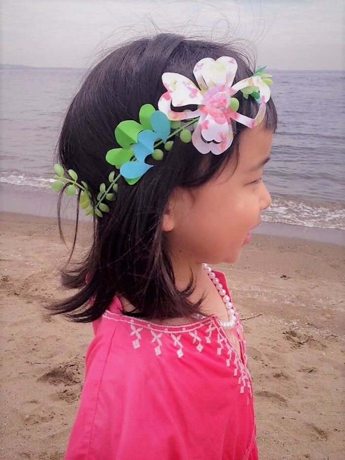 海でもかわいい♡ 折り紙と100均フェイクグリーンでお花のかんむり