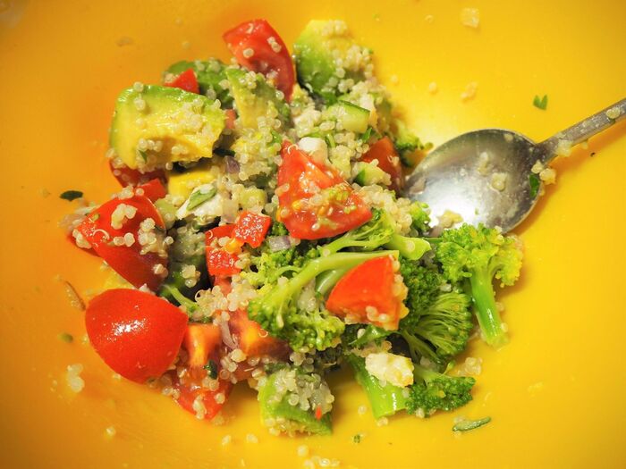 つくり方②キヌアチキンサラダで野菜を和えます