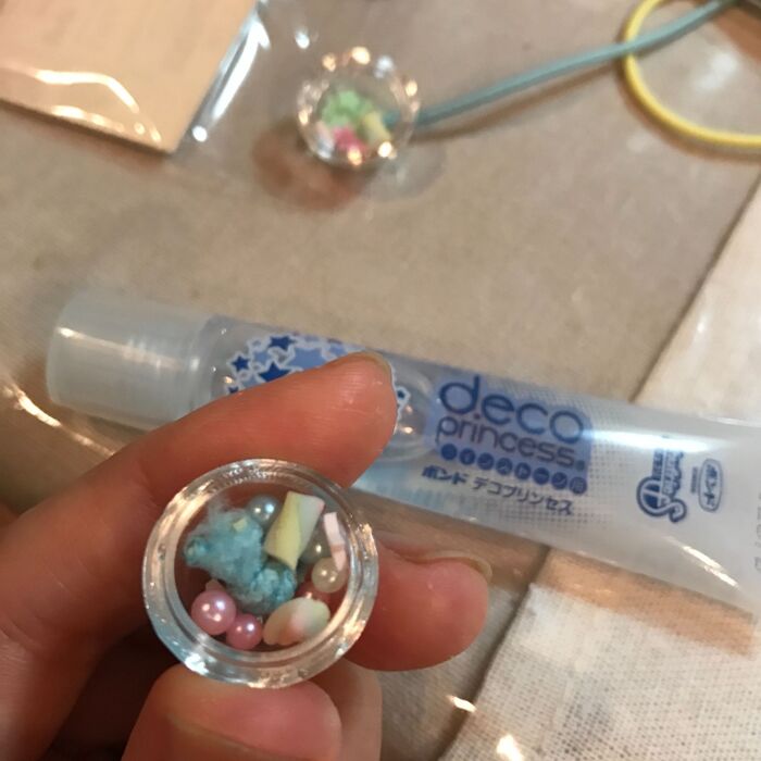 カプセルにゴムを通します