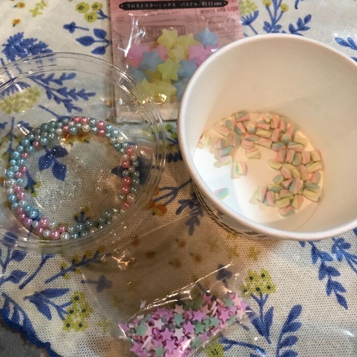 パーツを詰めてボンドで止めます。