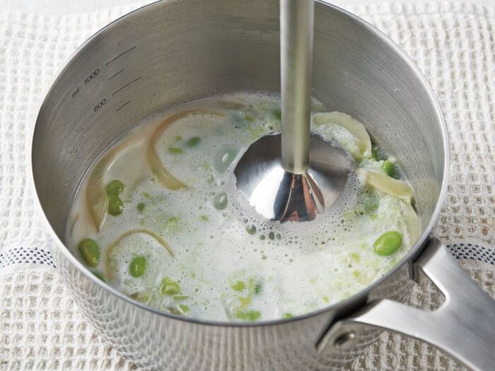 2.鍋にブレンダーを直接入れて撹拌するだけ!