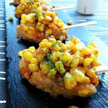 たっぷりトウモロコシをのせた鶏つくね団子