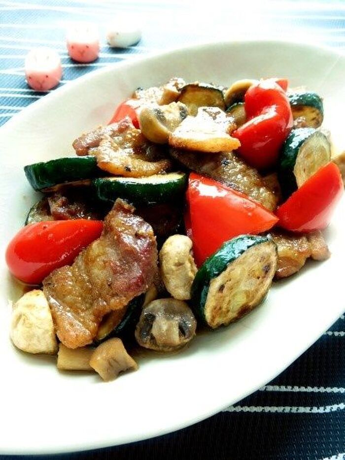 柚子胡椒のピリッと感が食欲をそそる!豚バラ肉とズッキーニのポン酢炒め