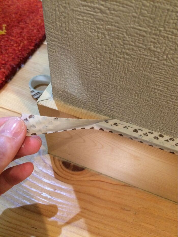 塗料が乾かないうちに養生マステをはがす。