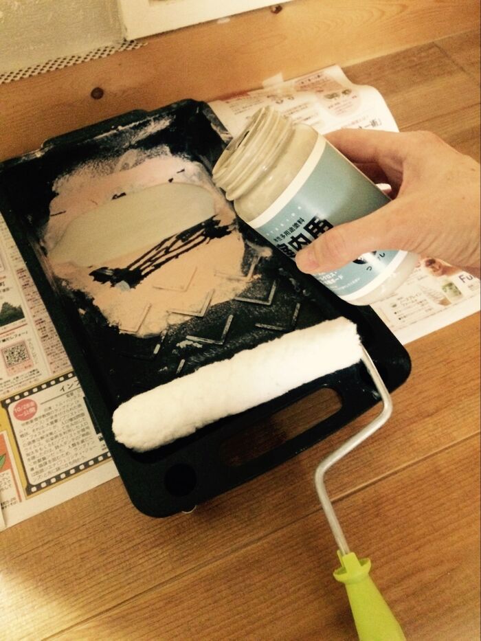100均塗装アイテムで一度に塗りつぶしていきます。