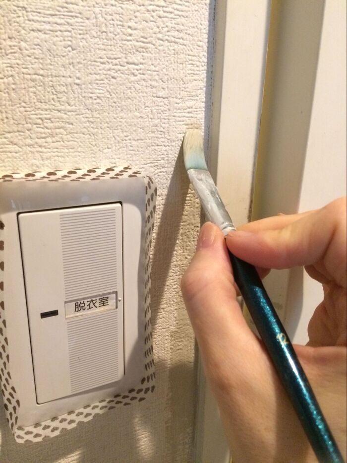 壁の見切りから平筆で塗っていきます。