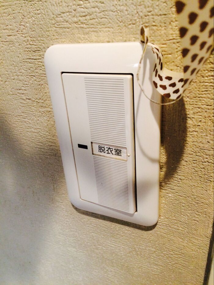 スイッチ周りもはがします。