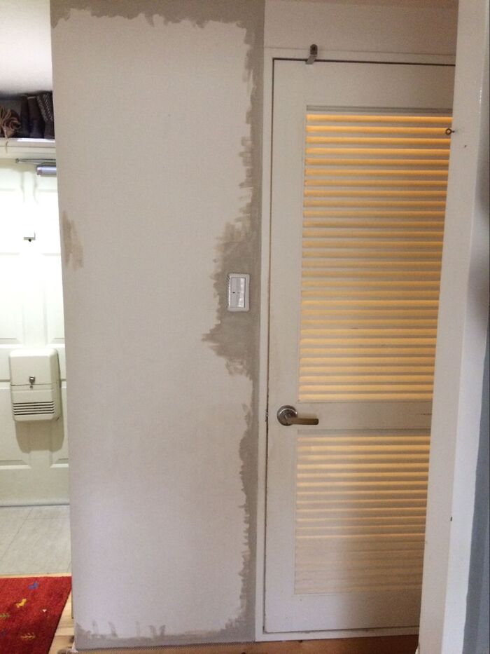 天井の境い目も脚立に登り平筆で塗る。