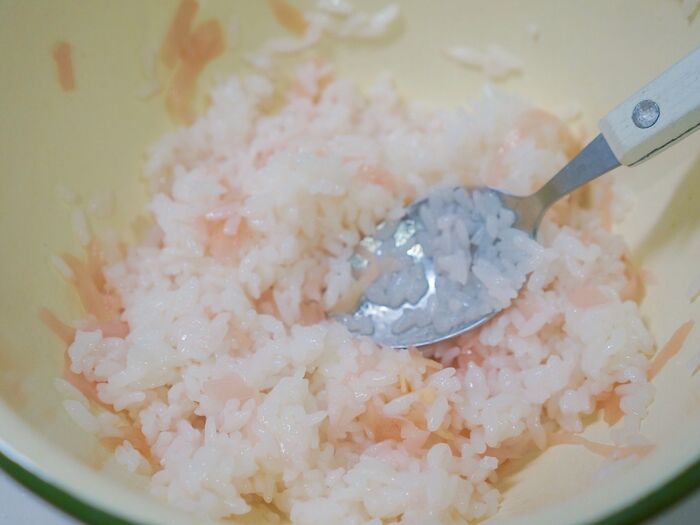 ご飯と生姜の甘酢漬けを混ぜます