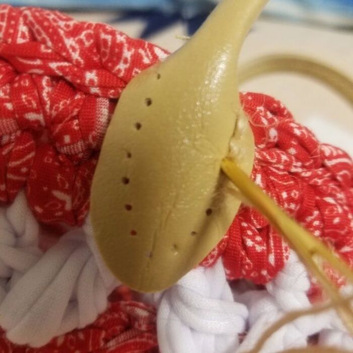 返し縫いで取りつけて