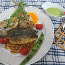 鯵のムニエル、エメラルドソース・・・・骨せんべいを添えて。。。