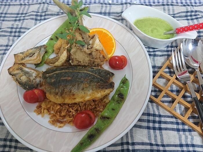 鯵のムニエル、エメラルドソース・・・・骨せんべいを添えて。。。