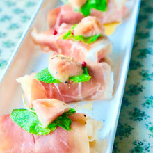 夏の女子会にピッタリ♡簡単華やか♡ひとくちアミューズ「桃とクリームチーズの生ハム巻き」