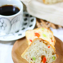 玉ねぎとパプリカ、枝豆のパン。