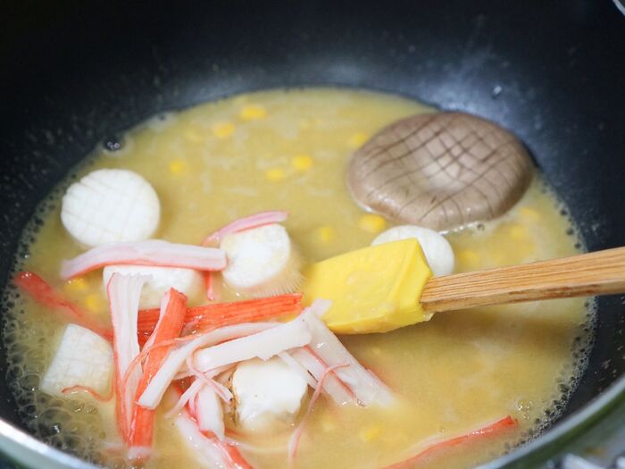 溶けて温まってきたら具材を入れる