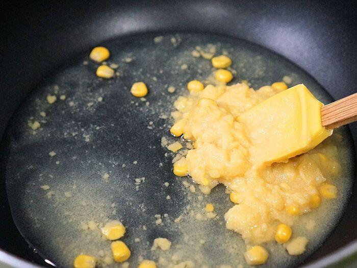 フライパンに水と缶詰を入れる