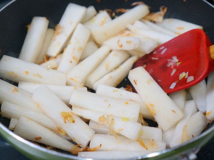 大根と干しエビを加えて炒めます