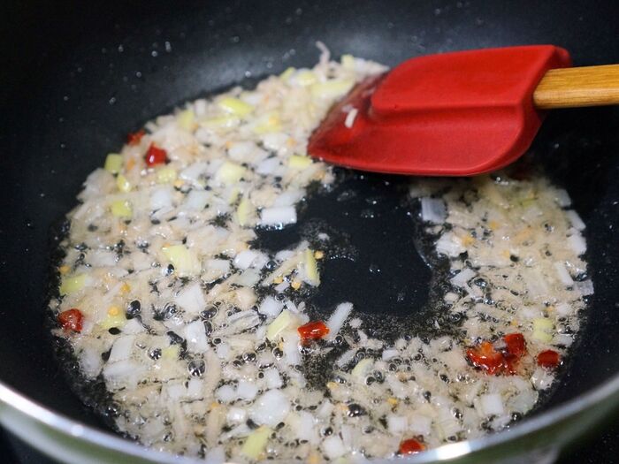 香味野菜の香りが出るまで炒めてください