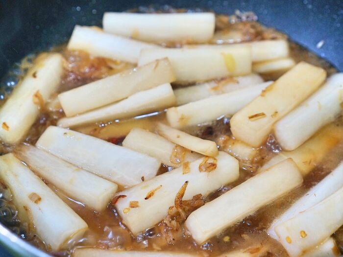 調味料を加えます