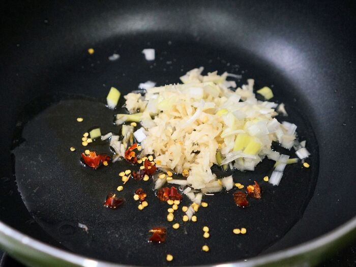 香味野菜を炒めます