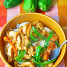 むね肉もしっとり柔らか!チンジャオロース風丼