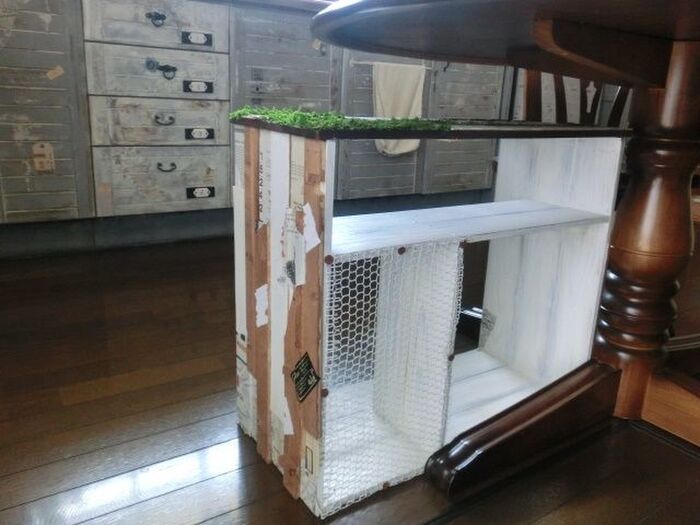収納家具の裏側から見た感じです。