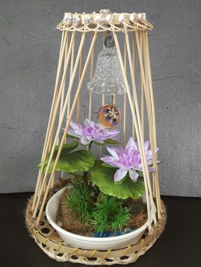 100均の竹カゴを使って、簡単に作れる花の鉢植え飾り!!。