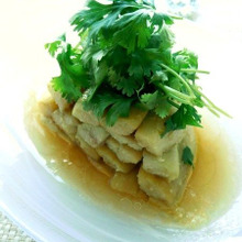 ビジュアルも涼し気なパクチーたっぷりなすの翡翠和え