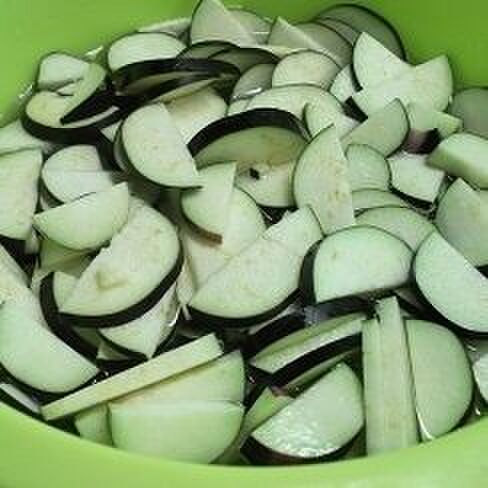 ナスを切ってあく抜き