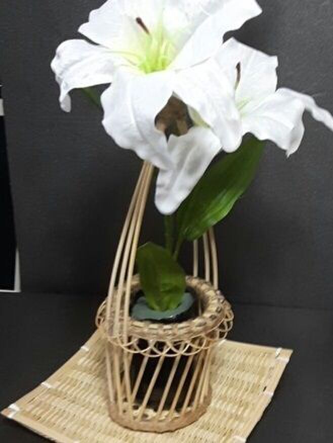 100均の竹コースターと竹串を使ってユリの一輪刺しを作る。