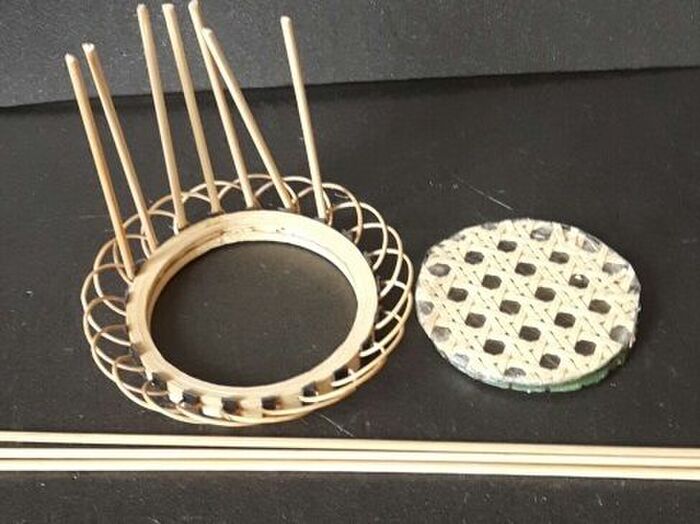1、竹のコースターで花瓶を作る。