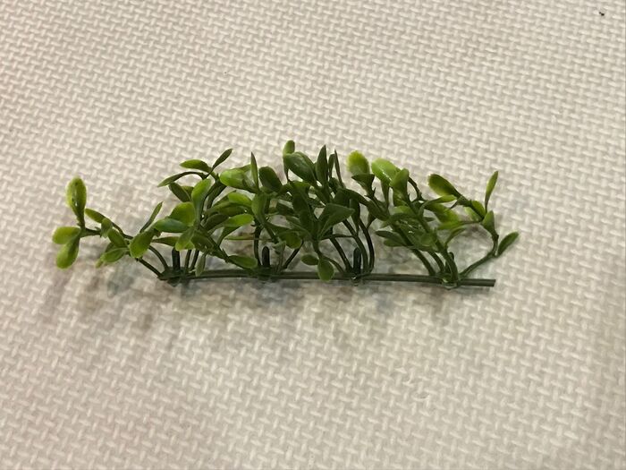 フェイクグリーンマットを切って貼ります。