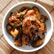 夏はピリ辛!!なすとちくわのトッポッキ風炒め。