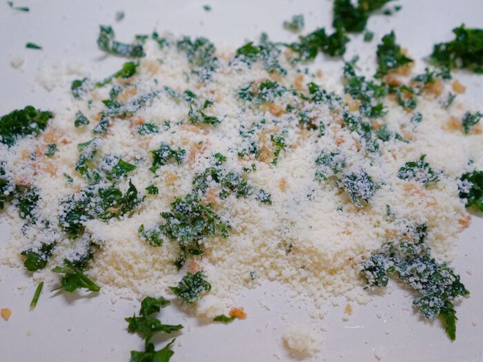 トレイなどにチーズなどを入れて混ぜておく