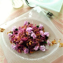 紫キャベツとエディブルフラワーでパープルサラダ♪
