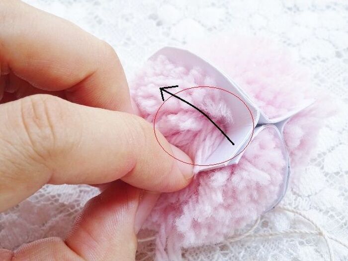 ⑤ポンポンを巻き台紙から取り出す