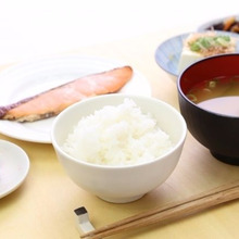 年収800万円以上の人は余裕をもって起きる? 起床時間や朝食に関する調査