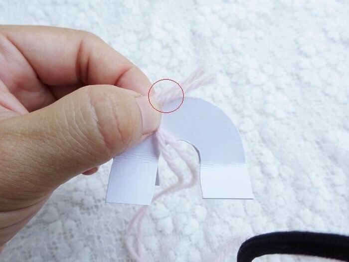 ①毛糸を巻き台紙に巻く