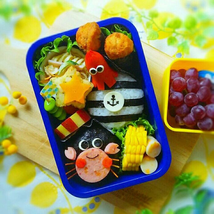 《キャラ弁》簡単のせるだけシリーズ~魚肉バーガーで♡カニさんのマリン弁当