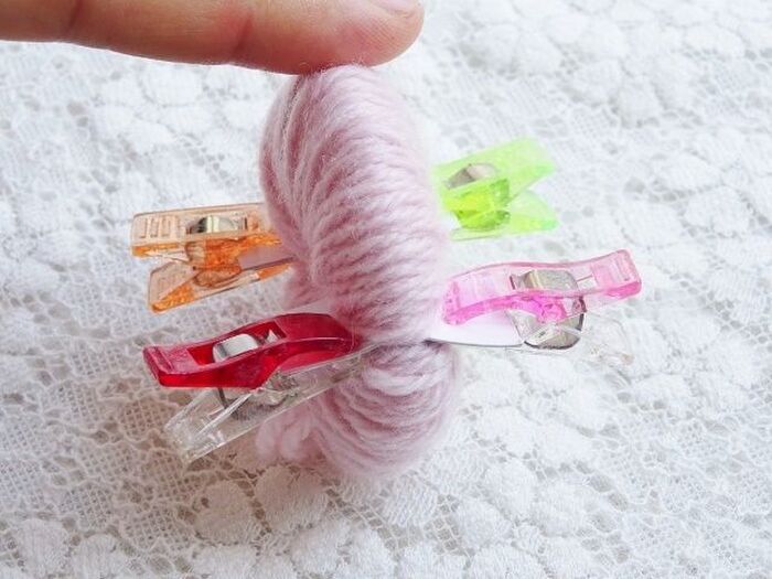 ②2つの巻き台紙のストッパーを合わせてクリップで留めます。