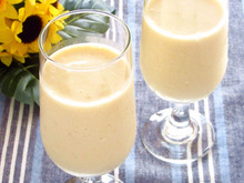 パイナップルとバナナの豆乳スムージー