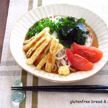 小麦不使用の米粉うどんで☆ 油揚げとわかめの冷たいうどん