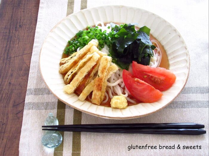 小麦不使用の米粉うどんで☆ 油揚げとわかめの冷たいうどん